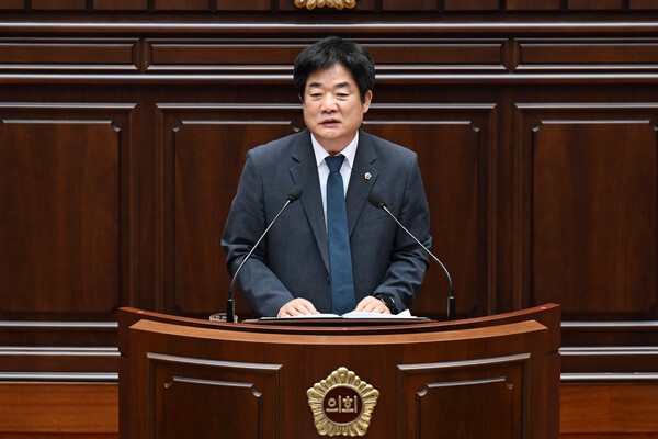 부산시의회 더불어민주당 한갑용 원내대표가 ​14일 오전 열린 제338회 임시회 자유발언대에서 부산의 미래를 위한 초당적 협력을 강조하고 있다. /부산시의회