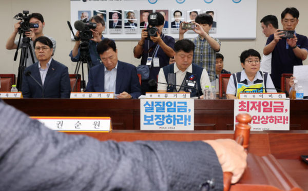 2027년 최저임금을 결정하는 최저임금위원회 제14차 전원회의가 열린 14일 오후 세종시 정부세종청사에서 노사 위원들이 나란히 앉아 있다. 왼쪽부터 양옥석, 류기정 사용자 위원, 류기섭, 이미선 근로자 위원. /뉴시스