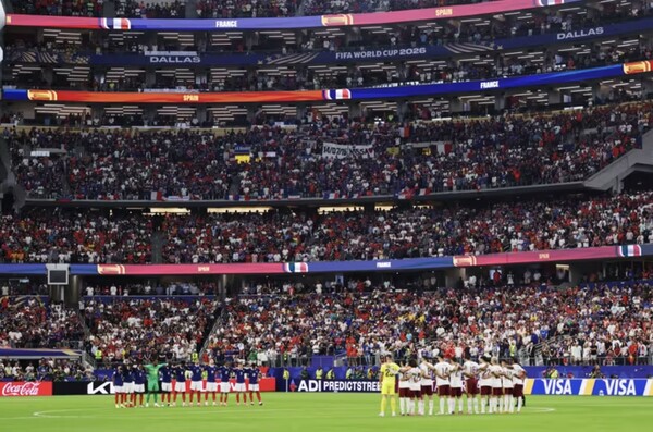 2026 북중미 월드컵 준결승전을 앞두고 프랑스와 스페인 선수들이 경기장에 도열해 있다/FIFA 홈페이지 갈무리(포인트경제)
