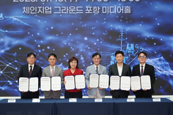 포항시는 15일 포스텍 체인지업그라운드에서 경상북도와 포항공과대학교, KT, KT SAT, ㈜맵시와 ‘AI 기반 극지해양기술 개발 및 산업생태계 조성을 위한 업무협약’을 체결했다. 사진=포항시청(포인트경제)