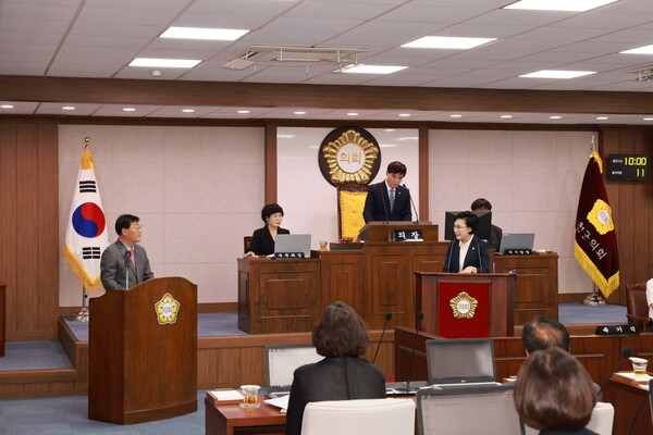 16일 오전 경남 합천군의회 본회의장에서 제300회 임시회가 열리고 있다. 사진은 신명자 의원이 김윤철 군수를 상대로 군정질문을 하고 있다. /합천군의회