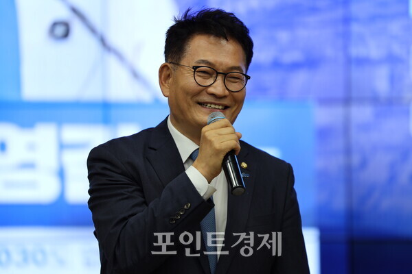 송영길 더불어민주당 의원이 18일 오후 경남 창원 문성대학교에서 열린 '민주당원 타운홀 미팅'에서 모두발언을 하고 있다. /사진=임승제 기자