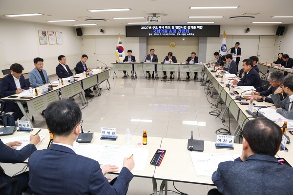 지난 16일 오전 경남 김해시청 소회의실에서 정영두 김해시장과 더불어민주당 민홍철(김해갑)·김정호(김해을) 의원이 참석한 가운데 지역 국회의원 초청 간담회가 열리고 있다./사진=김해시