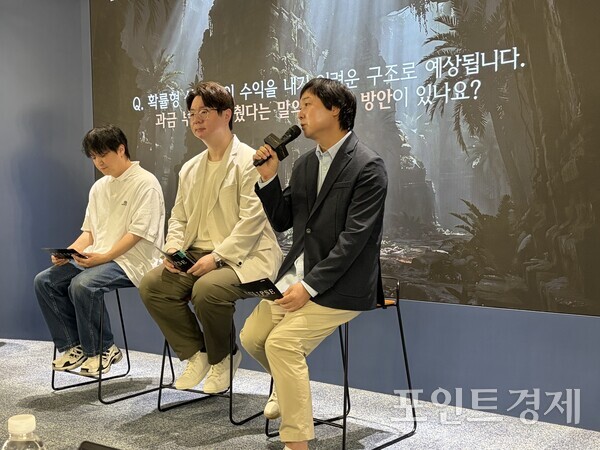 질의응답 세션에서 스마일게이트 신재익 이사가 답변하고 있다. ⓒ포인트경제