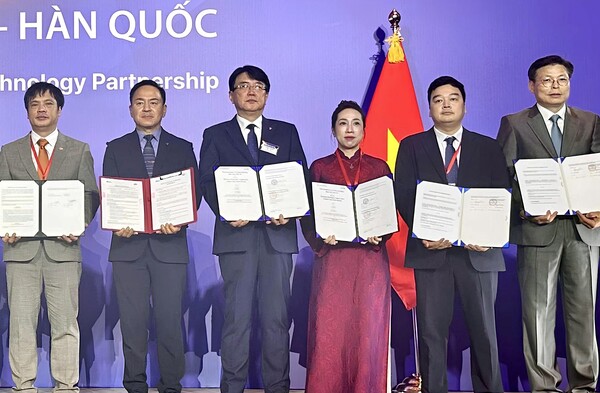 지난 4월 23일 대우건설은 하노이 JW메리어트호텔에 마련된 한-베 MOU체결식에서 사이공텔과 ‘베트남 데이터센터 사업 공동참여를 위한 업무협약을 체결했다. 사진 가운데 왼쪽 한승 대우건설 글로벌인프라본부장과 가운데 오른쪽 응우옌 캄 푸어 사이공텔 CEO. /대우건설