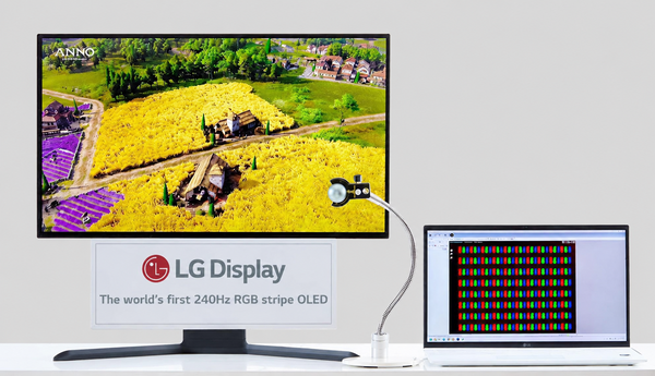 LG디스플레이의 '240Hz RGB 스트라이프 OLED' 패널을 카메라로 확대해 촬영하는 모습. [사진=LG디스플레이] (포인트경제)