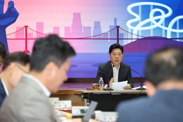 포항시는 23일 시청 대회의실에서 박용선 포항시장 주재로 7월 확대간부회의를 개최하고, 주요 시정 현안을 점검하며 하반기 시정 운영 방향을 논의했다. 사진=포항시청(포인트경제)