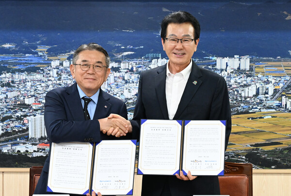 지난 22일 경남 거창군청 상황실에서 이홍기 거창군수(오른쪽)와 김준동 한국남부발전 사장이 양수발전사업 유치를 위한 업무협약을 체결한 뒤 기념촬영을 하고 있다. /거창군