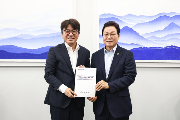 박완수 경남지사(오른쪽)가 지난 24일 국회에서 유의동 국토교통위원장을 만나 면담한 뒤 기념촬영을 하고 있다. /경남도