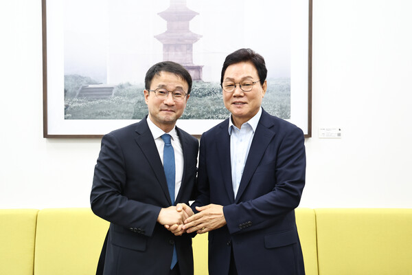 박완수 경남지사(오른쪽)가 지난 24일 국회에서 한병도 더불어민주당 원내대표를 만나 면담한 뒤 기념촬영을 하고 있다. /경남도