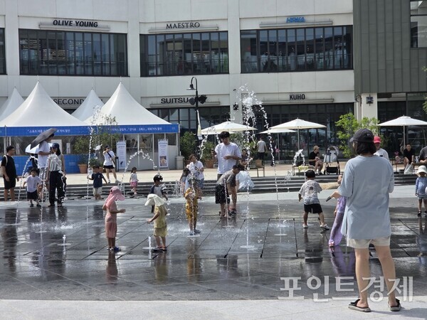 지난 25일 김포 현대백화점아울렛 공원에서 아이들이 더위를 식히고 있다. ⓒ포인트경제