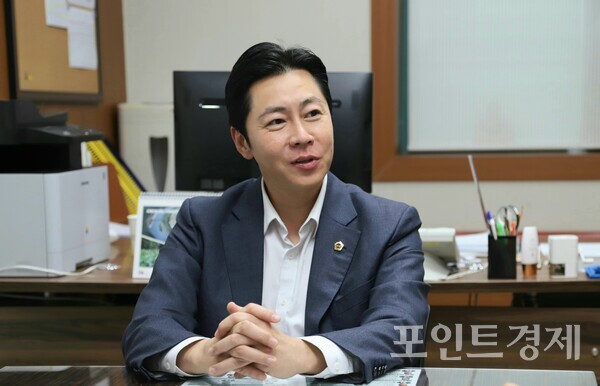 지난 6.3 지방선거에서 울산시의회에 입성한 국민의힘 김대영 의원(45)이 최근 본지와 인터뷰를 갖고  9대 의회에서 풀어야 할 지역구 현안, 자신만의 정치 철학까지 소신을 밝히고 있다. (사진=윤선영) ⓒ포인트경제