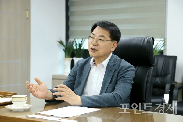 재선에 성공해 임기를 시작한 지 20여일을 맞은 윤일현 부산 금정구청장이 최근 본지와 인터뷰를 갖고 노후 주거지 정비, 침례병원 정상화, 노포역 일원 개발 등 민선 9기 로드맵을 밝히고 있다. (사진=윤선영) ⓒ포인트경제