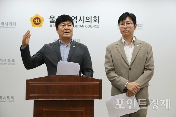 국민의힘 소속 공진혁(왼쪽)·김대영 울산시의원이 27일 오후 1시 30분 시의회 프레스센터에서 기자회견을 열고 김상욱 시장을 향해 허위 사실 유포나 의회 명예훼손이 계속될 경우 법적 대응을 포함한 대응에 나서겠다고 밝히고 있다. (사진=윤선영) ⓒ포인트경제