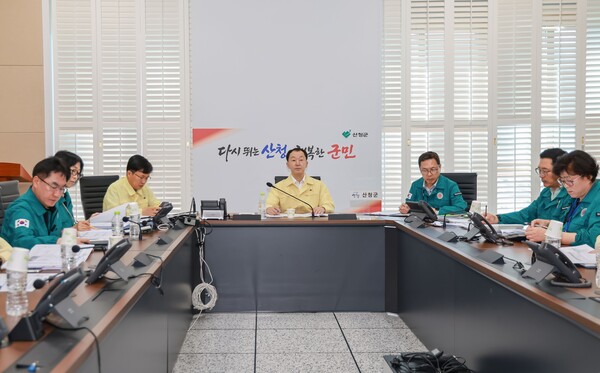 지난 28일 유명현 산청군수가 폭염 및 가뭄 비상대책회의를 주관하고 있다. /산청군
