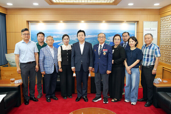 지난 28일 창원시청에서 강기윤 창원특례시장, 창원시의회, 지역 주민, 소상공인, 안보단체 관계자 등이 '해군사관학교 대전 이전' 관련, 긴급 간담회를 가진 뒤 기념촬영을 하고 있다./사진=창원특례시.