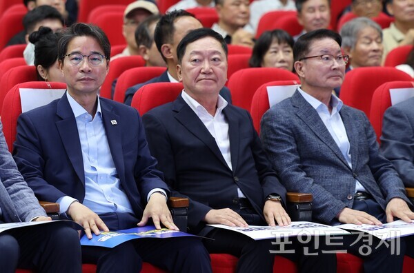 지난 28일 최구식 전 국회의원(가운데)이 국립창원대학교에서 열린 김민석 전 국무총리 초청강연회에 참석해 경청하고 있다.(사진=임승제) ⓒ포인트경제