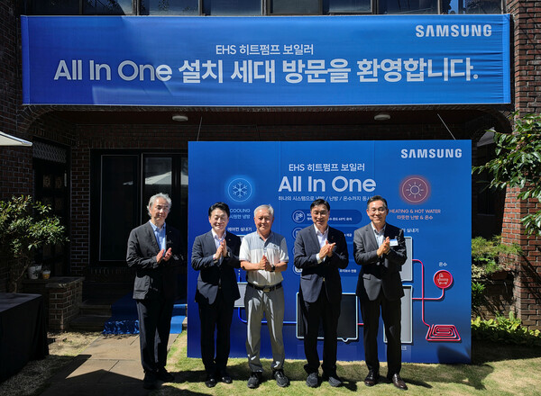 삼성전자와 제주도, 기후에너지환경부, 한국산업산업기술원이 협력한  'EHS 올인원(All In One)' 설치 현장에서 기념 촬영을 하고 있는 모습. (좌측부터 석승우 한국환경산업기술원 친환경안전본부장, 이호현 기후에너지환경부 2차관,  양창희 'EHS 올인원' 가구 세대주, 위성곤 제주특별자치도지사, 김철기 삼성전자 생활가전사업부장) /삼성전자