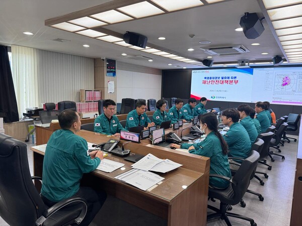 지난 30일 강홍주 창원시 재난안전대책본부장이 시청 재난안전대책본부에서 '폭염 대응' 비상대책회의를 주재하고 있다./사진=창원시.