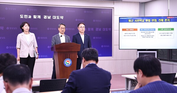 박일웅 경남도 행정부지사(가운데)가 3일 오전 도청 프레스센터에서 발전공기업 통합본사 진주 유치 및 한국토지주택공사(LH) 분리 시 경남혁신도시 본사 존치, 해군사관학교 진해 존치 등 현안 관련해 브리핑을 하고 있다./사진=경남도.