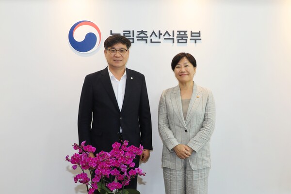 지난달 31일 진병영 함양군수(왼쪽)와 송미령 농림축산식품부 장관이 면담 후 기념촬영을 하고 있다. /함양군