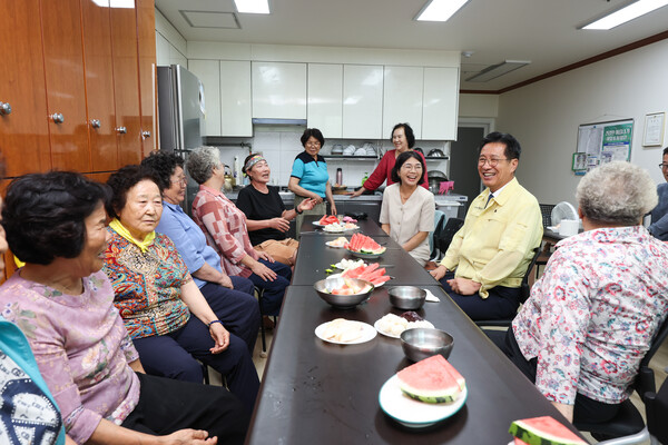 3일 정영두 김해시장이 관내 경로당과 독거노인 가구를 방문해 주민들과 면담을 갖고 있다./사진=김해시.