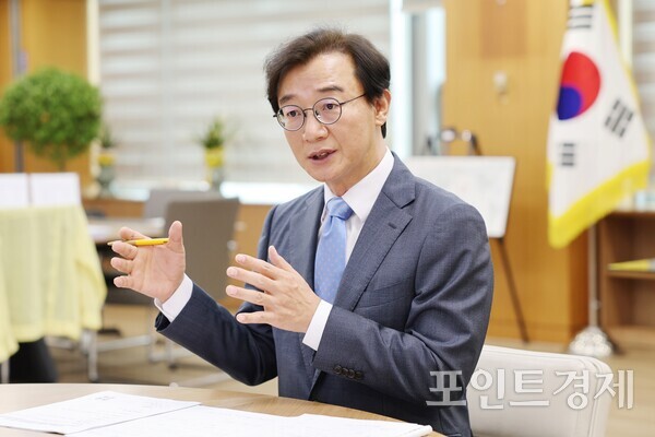 해양수도 부산 완성을 위해 잰걸음을 보이고 있는 전재수 부산시장이 최근 본지와 인터뷰를 갖고 민생경제 회복과 해운기업 유치, 여소야대 시의회와의 협치, 관광경쟁력 강화, 부울경 메가시티 복원까지 민선 9기 로드맵을 밝히고 있다. /부산시청