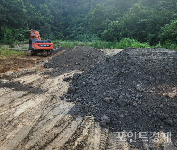 지난 7월 10일 경남 함안군 서촌리 1330번지 일원, 한 농지에서 굴착기가 검은색 폐기물(폐주물사 추정)을 매립·평탄화 작업을 하고 있다./사진=제보자.