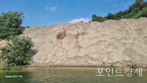 경남 함안군 대산면 서촌리 1330번지 인근 함안천 변에 불법으로 10m 가량의 거대한 토사가 쌓여 있다./사진=제보자.