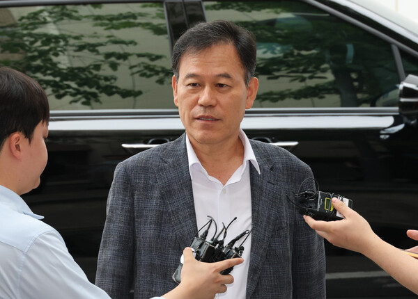 직권남용 권리행사방해 혐의를 받는 윤한홍 국민의힘 의원이 지난 1일 경기 과천시 2차 종합특검 사무실에 피의자 신분으로 출석하며 취채진 질문에 답변하고 있다. /연합뉴스
