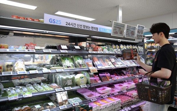 GS25 신선강화형 매장에서 모델이 저당 한돈 제육볶음을 살펴보고 있다. /GS리테일