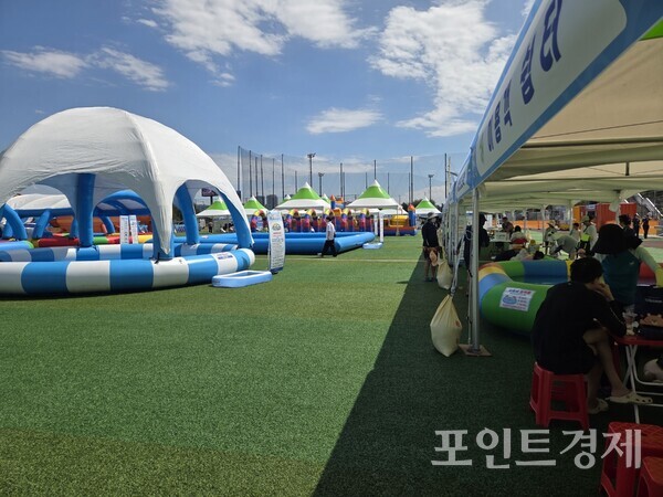 8일 오전 10시 30분께 '노량 물총대첩'이 열리고 있는 노량진축구장. 그늘막에서 사람들이 물놀이 시작 전 대기 중인 모습 ⓒ포인트경제