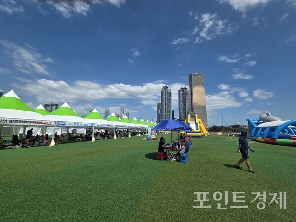 8일 오전 10시 30분께 '노량 물총대첩'이 열리고 있는 노량진축구장. 그늘막에서 사람들이 물놀이 시작 전 대기 중인 모습 ⓒ포인트경제