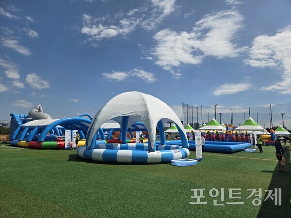 8일 오전 10시 30분께 '노량 물총대첩'이 열리고 있는 노량진축구장. ⓒ포인트경제