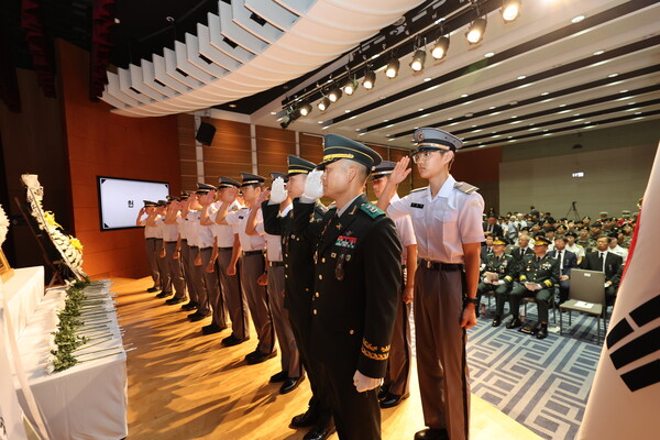 김홍일 장군 영정에 경례하는 육군사관학교 생도들. /(사)김홍일장군기념사업회