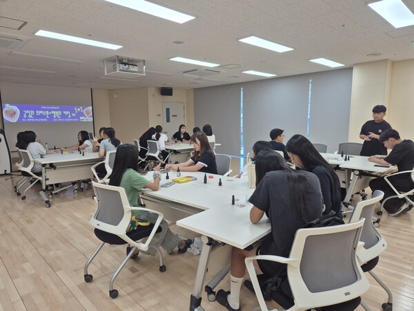 대구 군위군청소년문화의 집 ‘긍정ON! 워리스톤' 원데이 클래스 모습. 사진=군위군청(포인트경제)