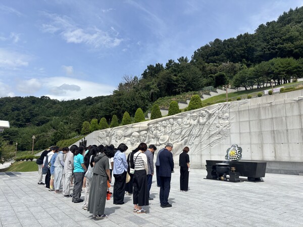 지난 10일 오전 국립3·15민주묘지에서 참가자들이 참배를 하고 있다./경남도교육청.