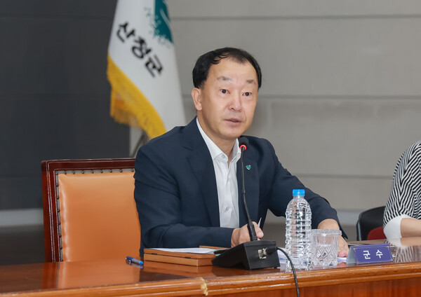 유명현 경남 산청군수가 지난 10일 군청 대회의실에서 열린 '간부공무원 회의'에서 발언하고 있다./산청군.
