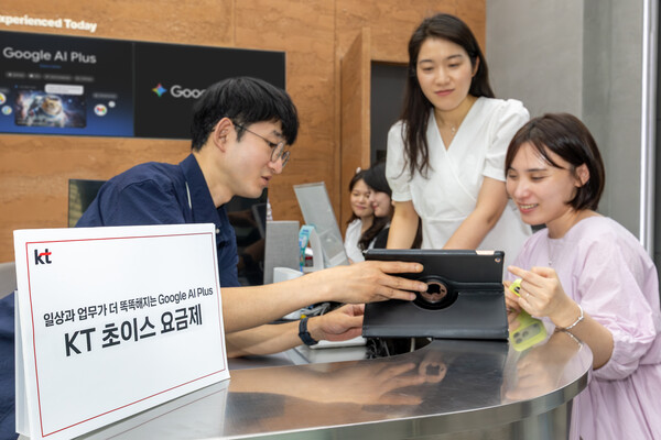 KT 모델들이 신규 초이스 라인업을 소개하고 있는 모습 /KT