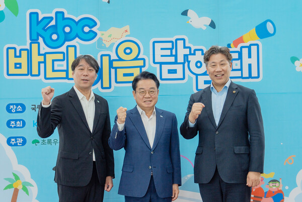 안병길 한국해양진흥공사 사장(가운데)과 류동근 국립한국해양대학교 총장(오른쪽), 조유진 초록우산 부산지역본부장이 11일 오전 국립한국해양대학교에서 열린 ‘2026 KOBC 바다이음 탐험대’ 발대식에서 기념 촬영을 하고 있다. /한국해양진흥공사