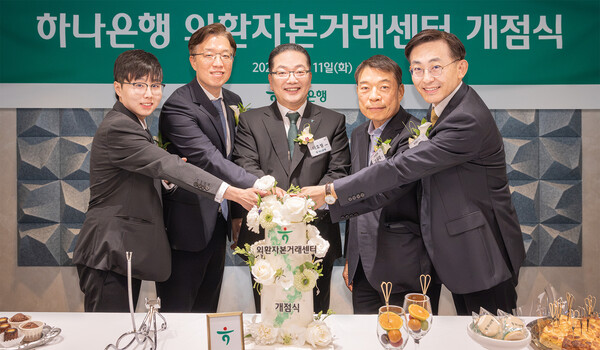 이호성 하나은행장(사진 왼쪽에서 세번째), 김도형 법무법인 바른 대표변호사(사진 왼쪽에서 두번째), 김윤태 법무법인 율촌 전무(사진 왼쪽에서 네번째) 및 행사에 참석한 관계자들이 케이크 커팅을 하며 기념촬영을 하고 있다. /하나은행