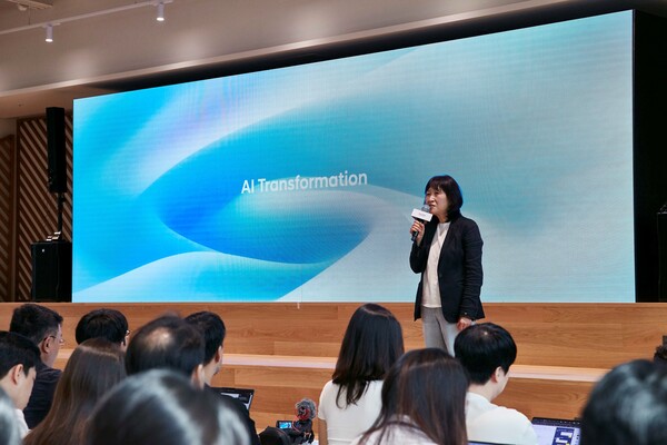12일(수) 양재 본사에서 열린 ‘현대차그룹 AX 성과 발표회(Beyond AI, Transforming the Way We Work)’에서 현대차·기아 ICT담당 진은숙 사장이 발표하는 모습 /현대차그룹