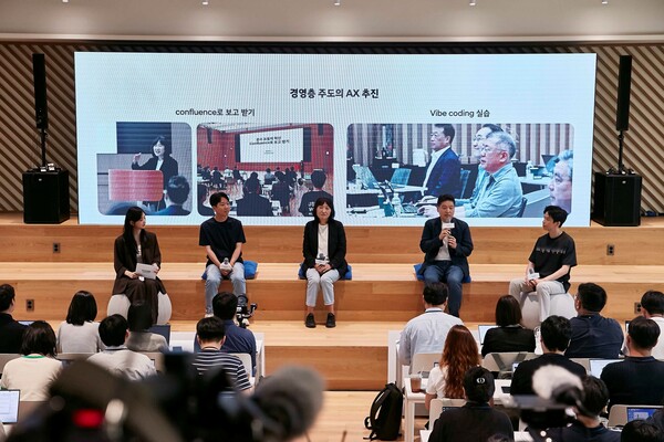 12일(수) ‘현대차그룹 AX 성과 발표회’에서 (왼쪽부터) 현대차 제네시스고객경험팀 장영석 책임매니저, 현대차·기아 ICT담당 진은숙 사장, 정보보안2실 이상홍 상무, 웹프론트엔드개발팀 서창윤 책임매니저가 발표하는 모습 /현대차그룹