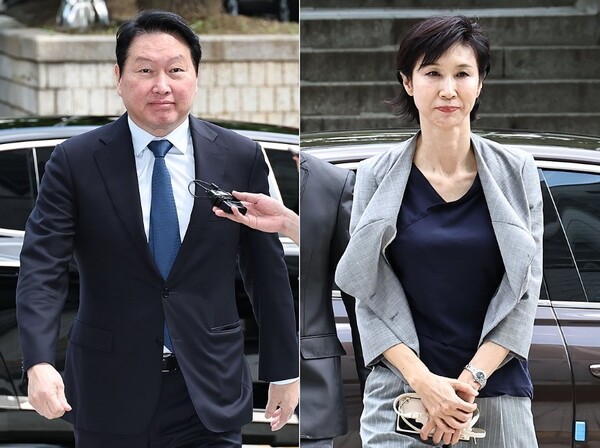 최태원 SK그룹 회장(왼쪽)과 노소영 아트센터 나비 관장이 지난 6월 26일 서울 서초구 서울중앙지방법원에서 열린 재산 분할 파기환송심 2차 변론기일에 출석하기 위해 법정으로 향하고 있다. /연합뉴스