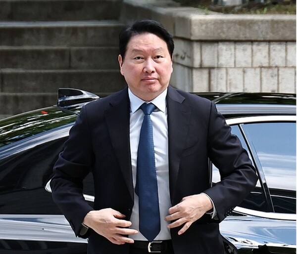 최태원 SK그룹 회장이 지난 6월 26일 서울 서초구 서울중앙지방법원에서 열린 재산 분할 파기환송심 2차 변론기일에 출석하기 위해 법정으로 향하고 있다. /연합뉴스