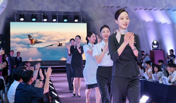지난 6일 서울 강남구 소노펠리체 컨벤션에서 열린 '트리니티항공 브랜드 런칭·유니폼 런웨이'에서 승무원들이 워킹을 하고 있다. /연합뉴스