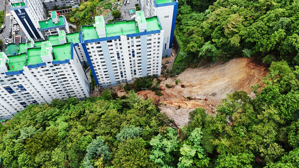 17일 오전 밤사이 내린 폭우로 경남 거제시 거제대로 인근 한 아파트 뒤편에서 산사태가 발생해 쏟아져 내린 토사가 주차된 차량 등을 덮쳐 피해가 발생했다. /뉴시스
