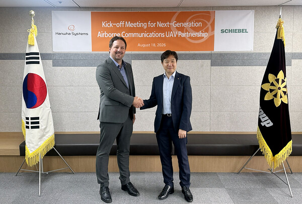 18일 한화시스템과 오스트리아 무인기 전문기업 쉬벨(Schiebel)이 차세대 공중 통신용 무인항공기 협업을 위한 킥오프 미팅을 가졌다. 오른쪽부터 장보섭 한화시스템 C5ISR사업센터장, 마이클 쉴러(Michael Schiller) 쉬벨 함탑재·서북도서 사업총괄 PM 겸 쉬벨코리아 지사장. /한화시스템