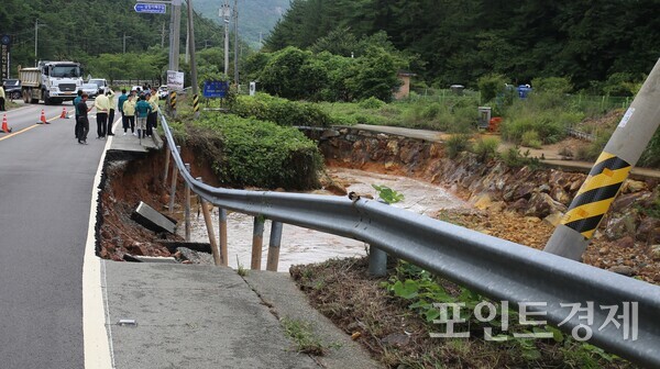 18일 경남 통영시 산양읍 영운리 인근 일부 지방도가 이번 집중호우로 유실돼  있다. /사진=독자 제공.