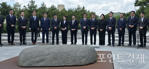 더불어민주당 김민석 대표가 당 지도부와 함께 19일 오전 경남 김해시 진영읍 봉하마을 고(故) 노무현 전 대통령 묘역을 찾아 너럭바위에서 참배하고 있다. (사진=임승제 기자) ⓒ포인트경제